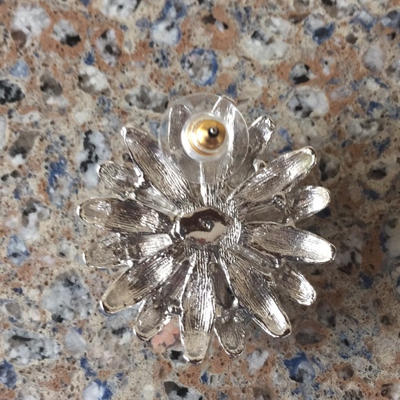 Cream and black flower pierced earrings - Picture 3 of 3